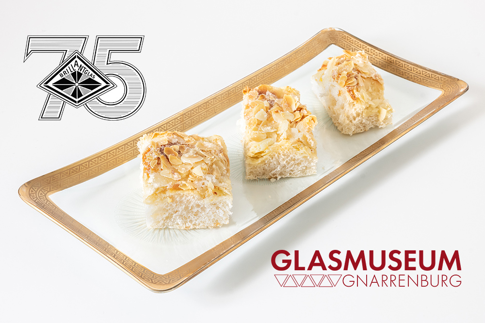 Brillantglasteller aus der Brillantglashütte Lippold und Tschammer im Glasmuseum Gnarrenburg für das Erzählcafé